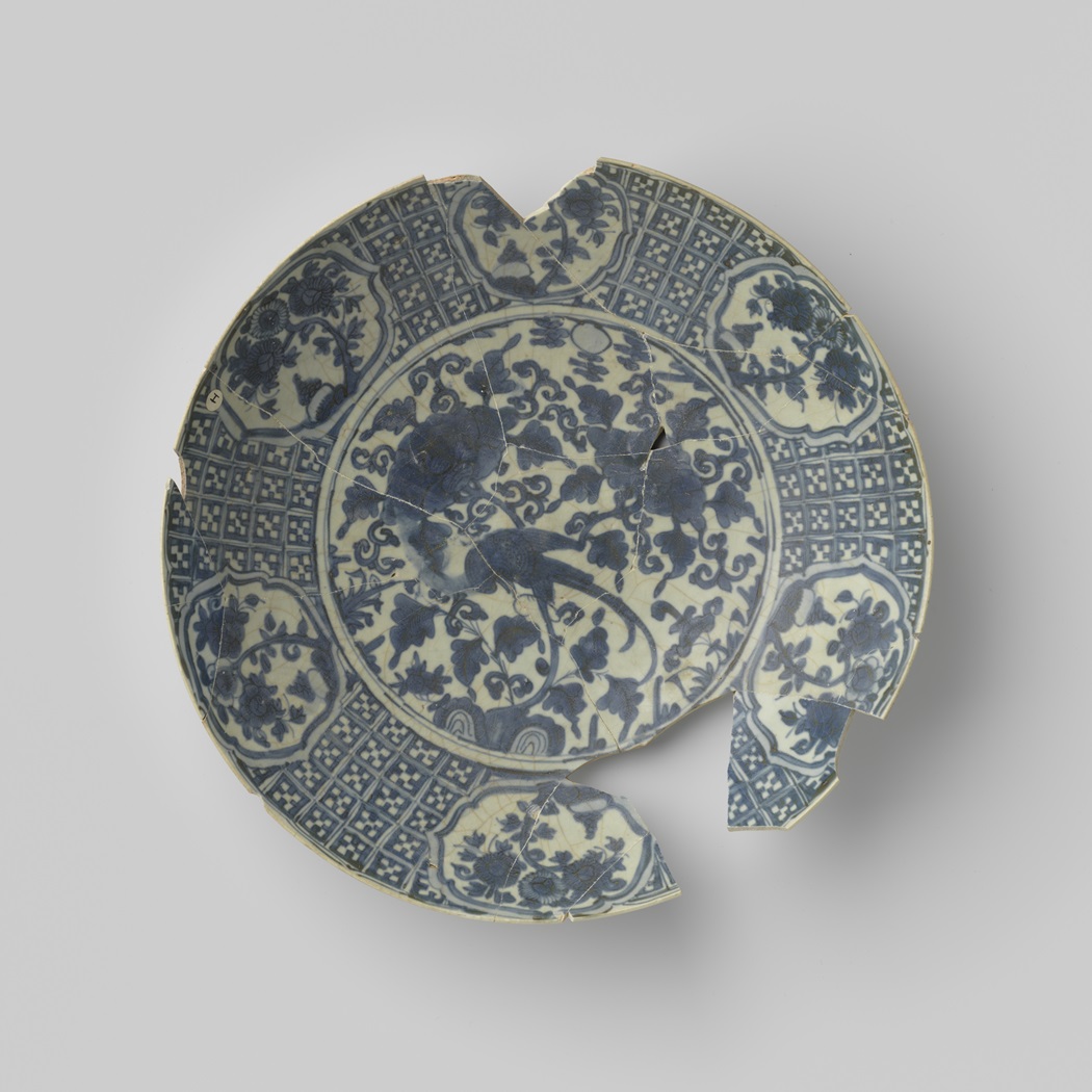 Figure 15. A large Zhangzhou type dish from the Witte Leeuw Inv.nr_. Ng-1977-166-W. verkleind.jpg