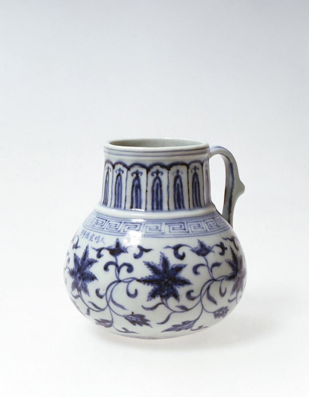 Fig. 6 Horizontal Xuande mark on tankard, Jingdezhen, China, Ming dynasty, Xuande period (1426-1435), porcelain, h. 13.7 cm, Princessehof National Museum of Ceramics, GMP 1967-169
