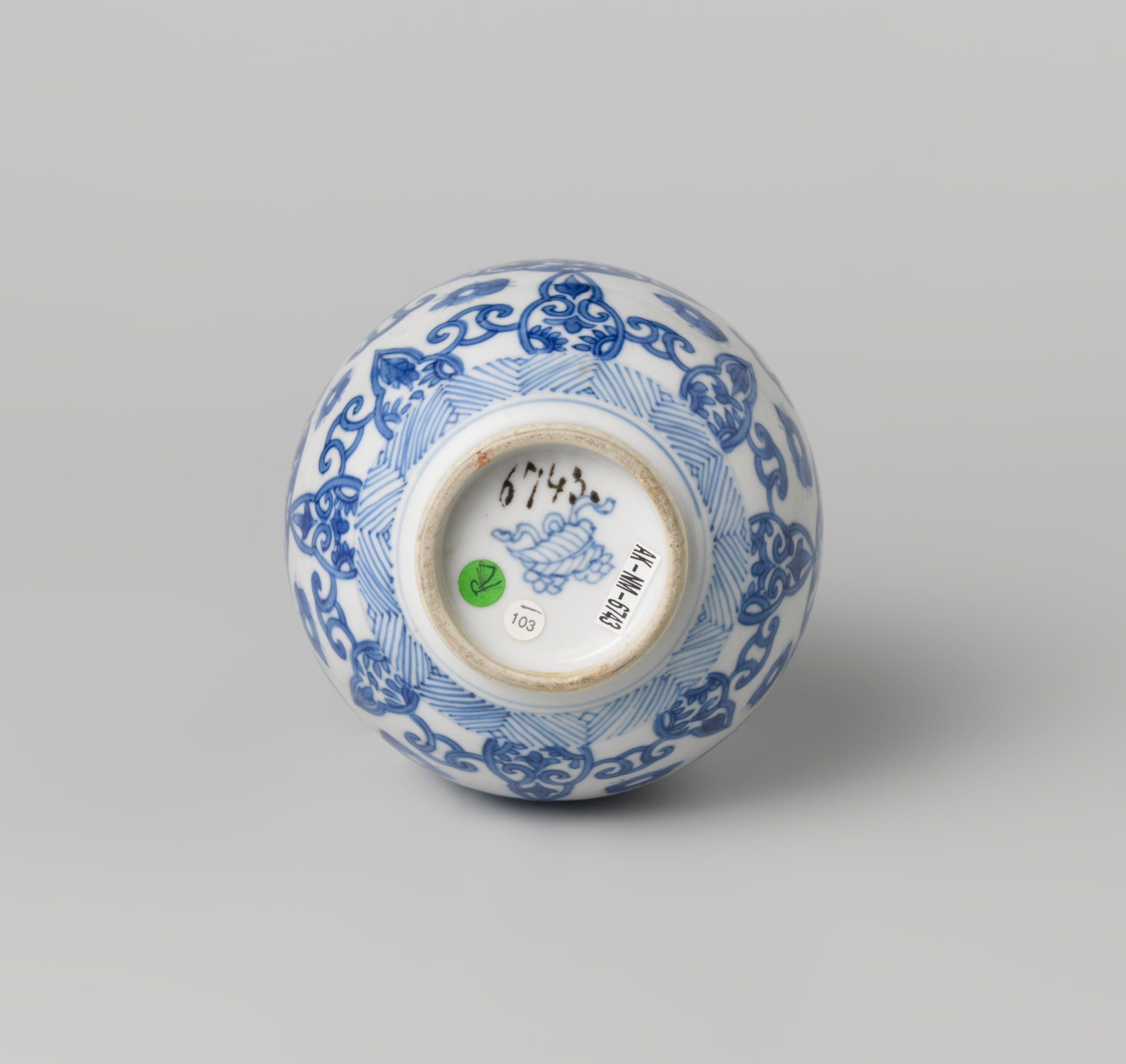 Fig. 4 Artemisia leaf mark on base of bottle vase, Jingdezhen, China, Kangxi period (1662-1722), porcelain, h. 18.2 cm, ca. 1680-1720, Rijksmuseum, AK-NM-6743
