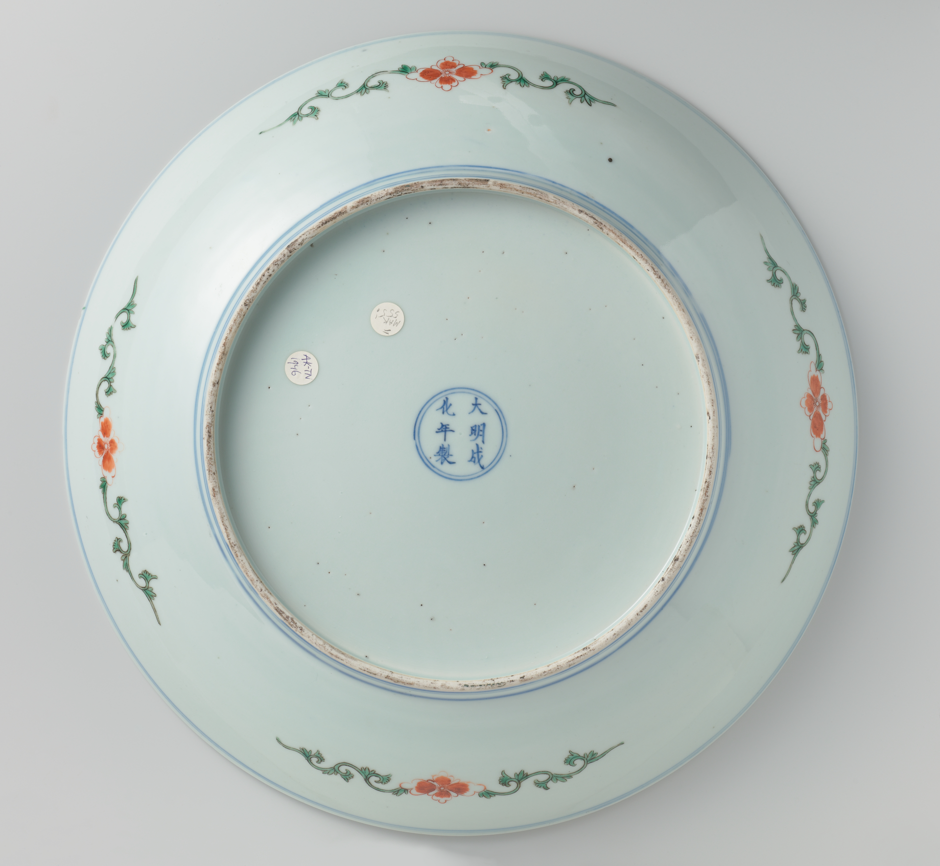 Fig. 8 Apocryphal Xuande reign mark in normal script (kaishu), Jingdezhen, China, Kangxi period, ca. 1700-1720, porcelain, diam. 46.5 cm, Rijksmuseum (on loan from the Royal Asian Art Society in the Netherlands), AK-MAK-555