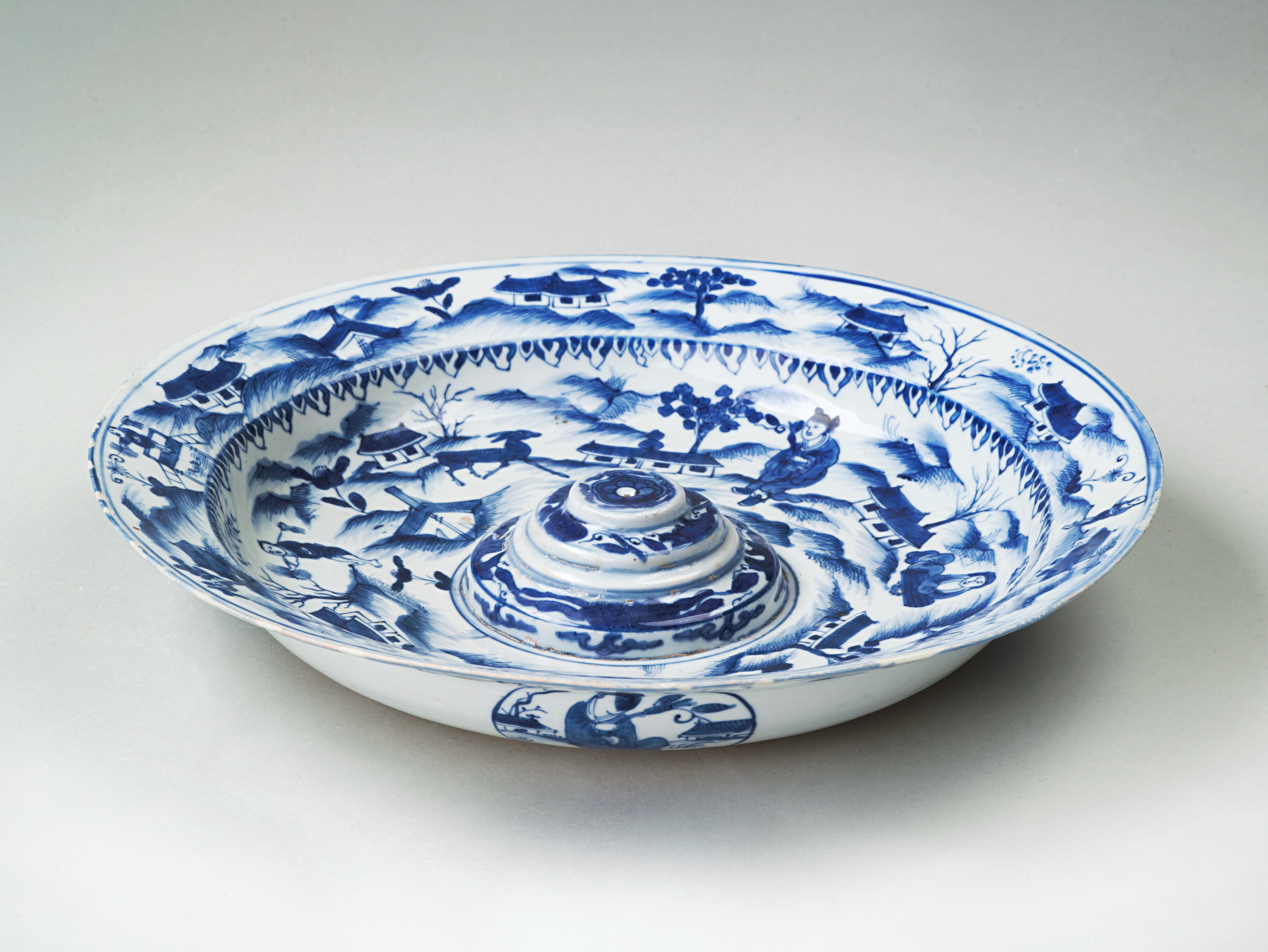 Onderschotel voor kan met decor van medaillons, Keramiekmuseum Princessehof, Leeuwarden; Bruikleen Ottema-Kingma Stichting, OKS 1974-011. 