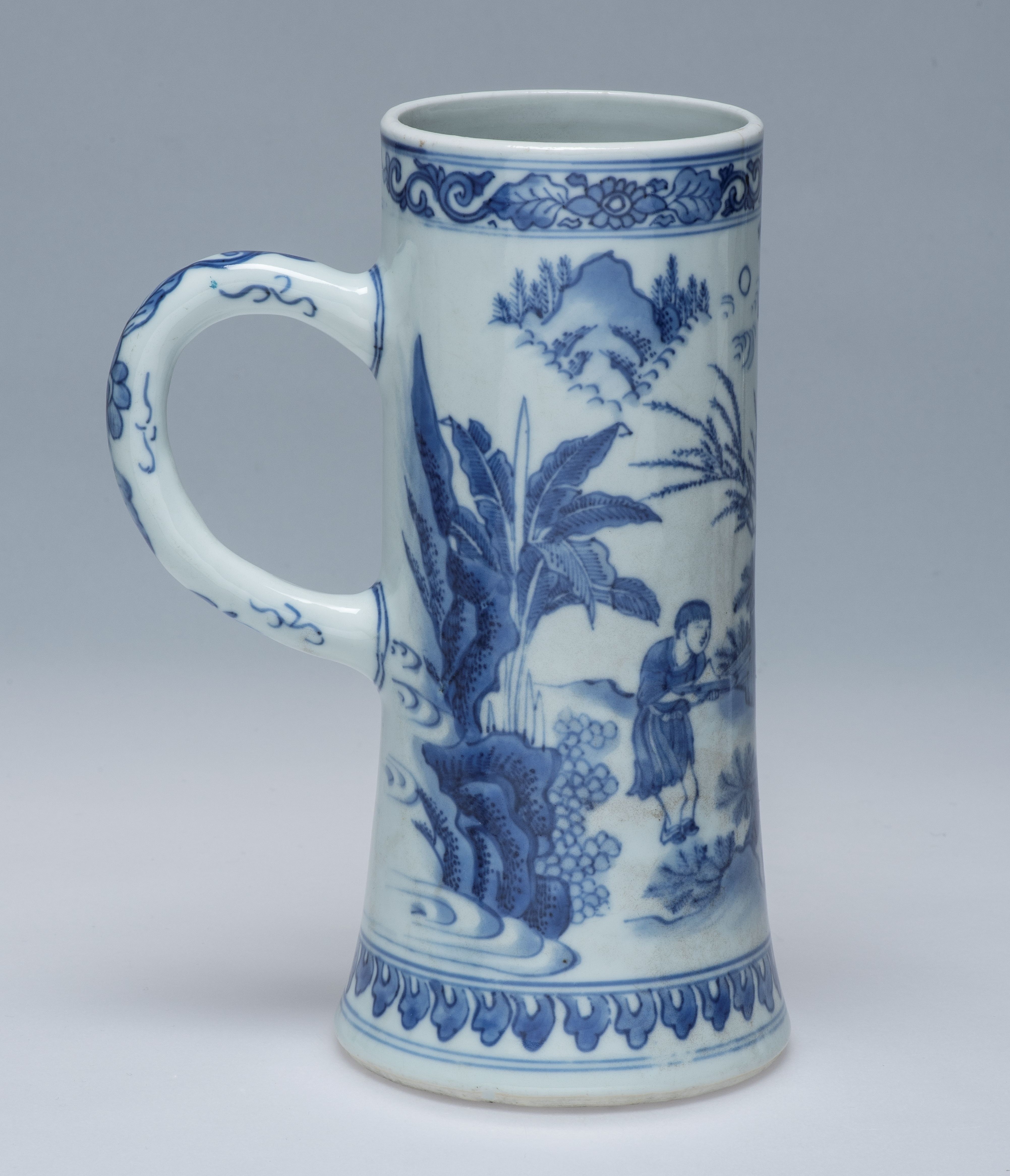 Beer tankard, China, Jingdezhen, Chongzhen (1628–1644) or Shunzhi (1644–1661) period, h. 20 cm, porcelain, underglaze blue, chine de commande, Groninger Museum (bequest of Jhr Mr J.F. Lewe van Nijenstein, 1951), 1951.0321. Photo by Arjan Verschoor