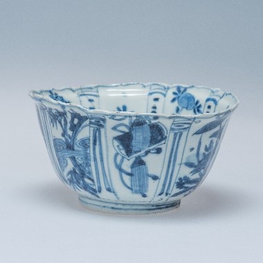 Kom (model dat waarschijnlijk doorging als cameels- of kraaikop), China, Jingdezhen, Wanli-periode (1573-1620), diam. 14,7 cm, h. 7,4 cm, porselein, onderglazuur blauw, Groninger Museum (schenking mevrouw J.A. Hendriks-Bolhuis,1955), 1955.0316. Foto Arjan Verschoor