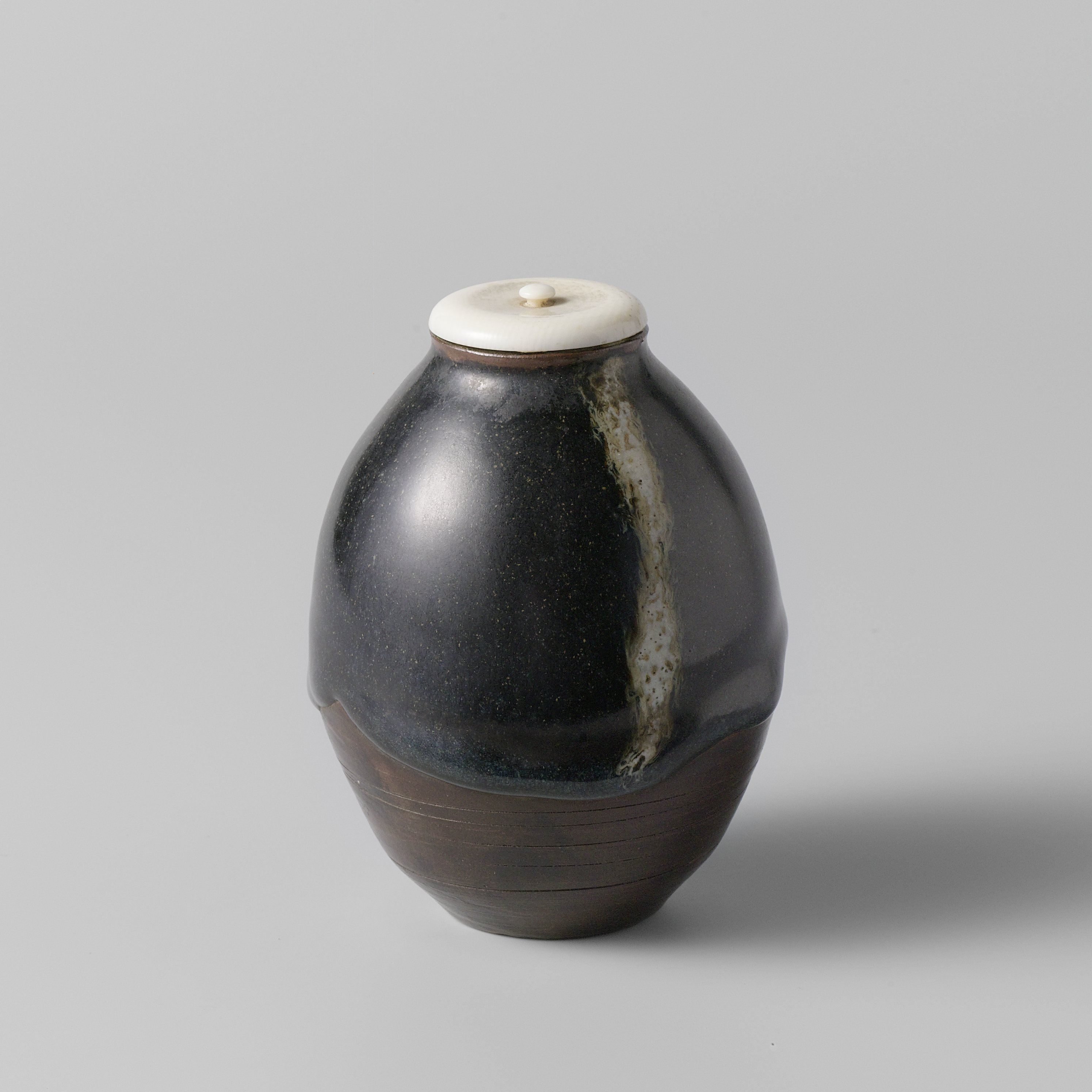 Tea caddy with bluish-black glaze, Kagoshima, Japan, 1600-1800, h. 9 x diam. 6,8 cm, earthenware, Rijksmuseum (on loan from KVVAK), AK-MAK-757