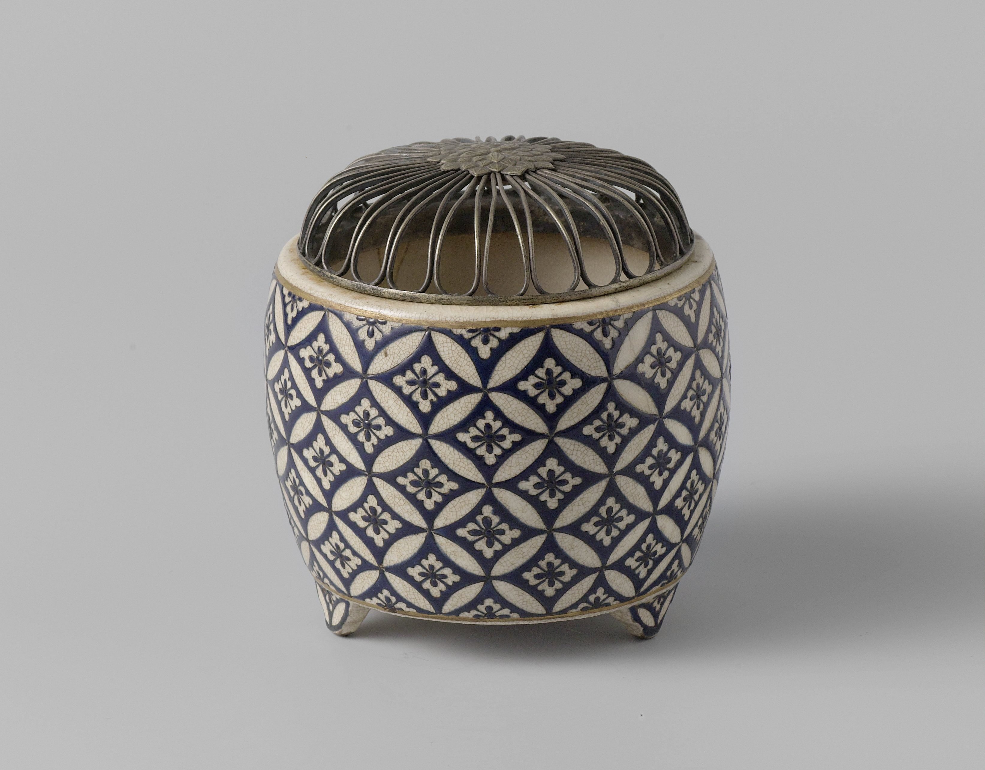 Incense burner with geometric pattern and metal cover, Tanzan 丹山 studio, Kyoto, Japan, 19th century, h. 9 x diam. 8,2 cm, stoneware with overglaze enamels, metal (cover), Rijksmuseum (on loan from KVVAK), AK-MAK-862