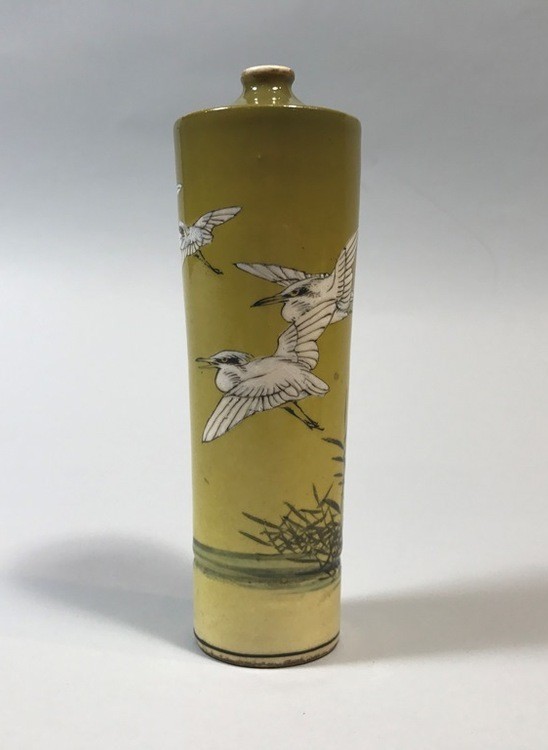 Een paar van vazen gedecoreerd met een paar vliegende kraanvogels in de Satsuma Art Nouveau-stijl, Japan, 1890-1920, h. 15 cm, steengoed met emailkleuren en verguldsel, Keramiekmuseum Princessehof, MPH 2014-125.A-B. 