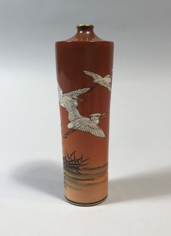 Een paar van vazen gedecoreerd met een paar vliegende kraanvogels in de Satsuma Art Nouveau-stijl, Japan, 1890-1920, h. 15 cm, steengoed met emailkleuren en verguldsel, Keramiekmuseum Princessehof, MPH 2014-125.A-B. 