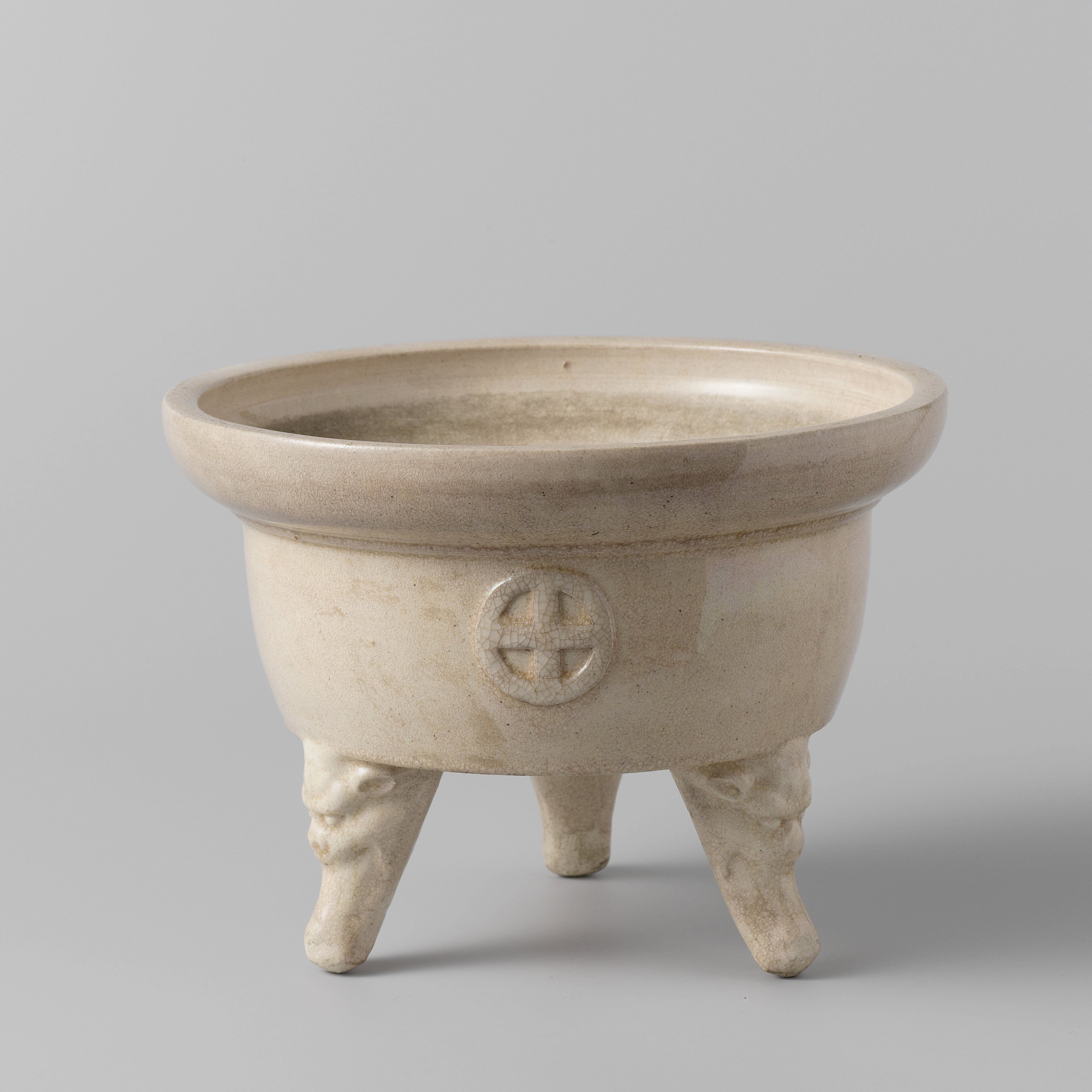 Bowl with weapon on animal-shaped three-legged feet, Kagoshima, Japan, 18th century, h. 14,2 x diam. 19,9 cm, earthenware, Rijksmuseum (on loan from KVVAK), AK-MAK-849.