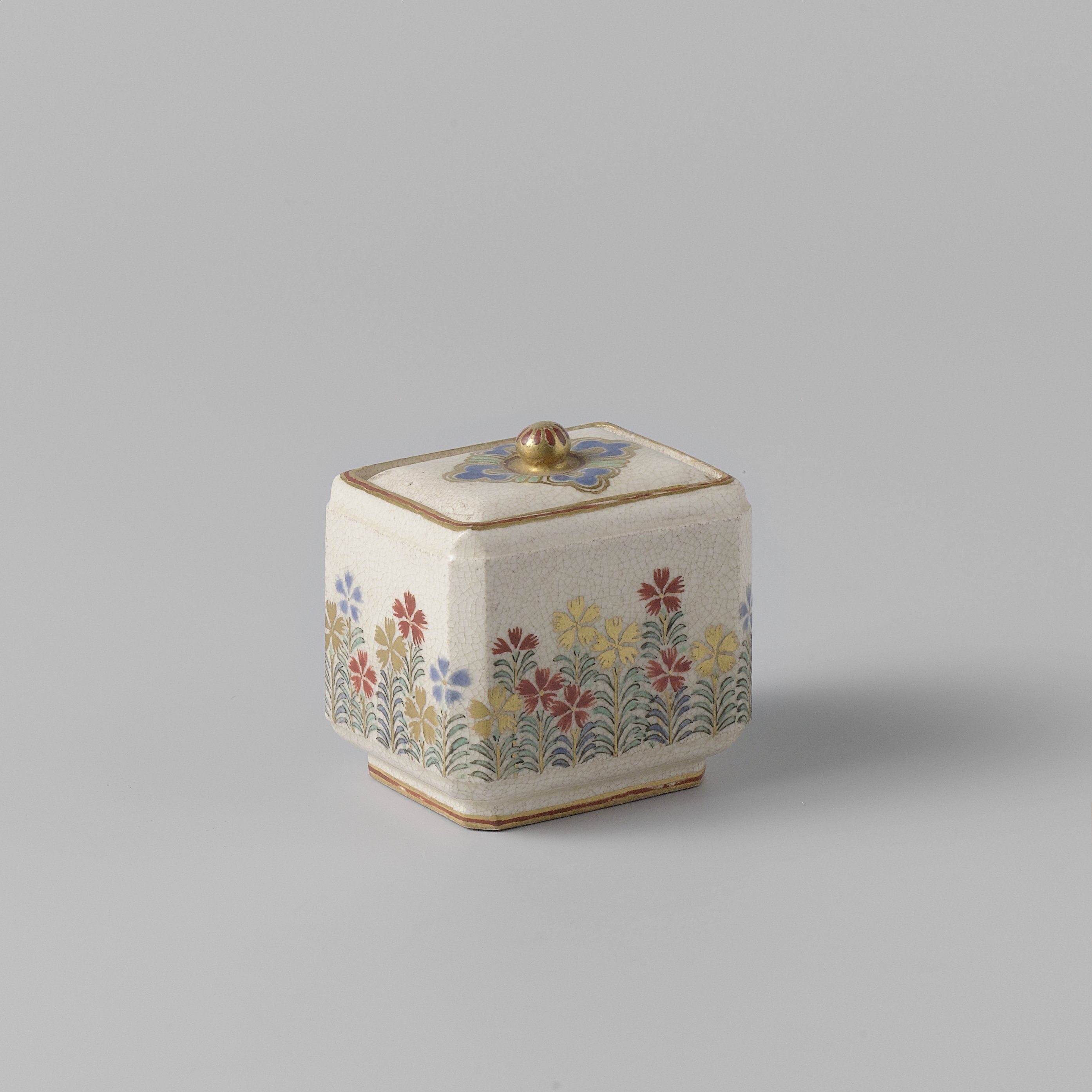 Incense burner with flowering plants, Japan, ca. 1860-1880, h. 5,4 x b. 3,4 x l. 4,2 cm, stoneware with overglaze enamels and gilding, Rijksmuseum (on loan from KVVAK), AK-MAK-833. 