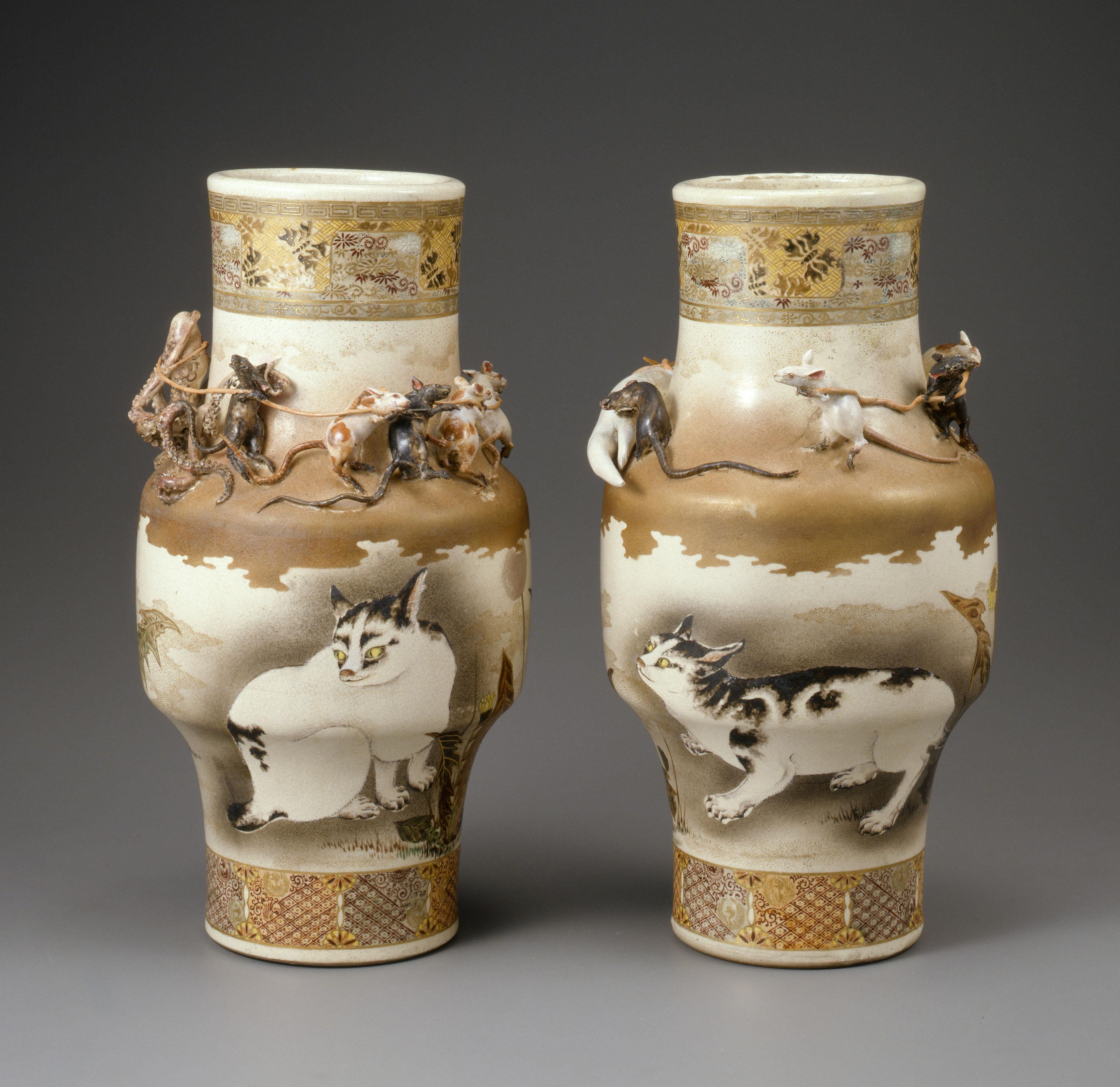Pair of vases with cats and in relief mouses, Miyagawa Kōzan 宮川香山 (1842–1916), Kyoto, Japan, Meiji period (1868–1912), h. 34,5 x b. 18 cm, stoneware with overglaze enamels and gilding, Ibaraki Ceramic Art Museum