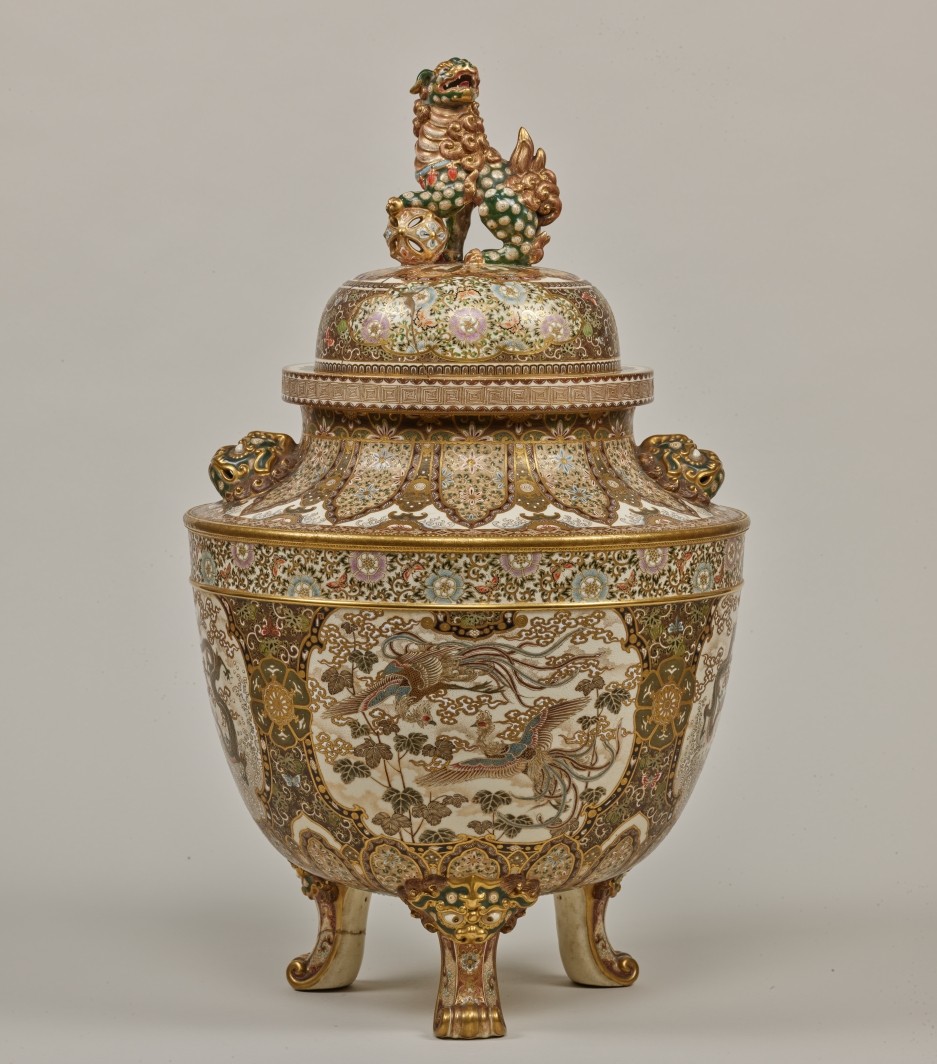 Decorative jar with auspicious design of phoenixes, Kinkōzan Sōbei VII 七代錦光山宗兵衛 (1868–1927), Kyoto, Japan, Meiji period (1868–1912), h. 46,4 x diam. 23,2 cm, stoneware with overglaze enamels and gilding, Tokyo National Museum