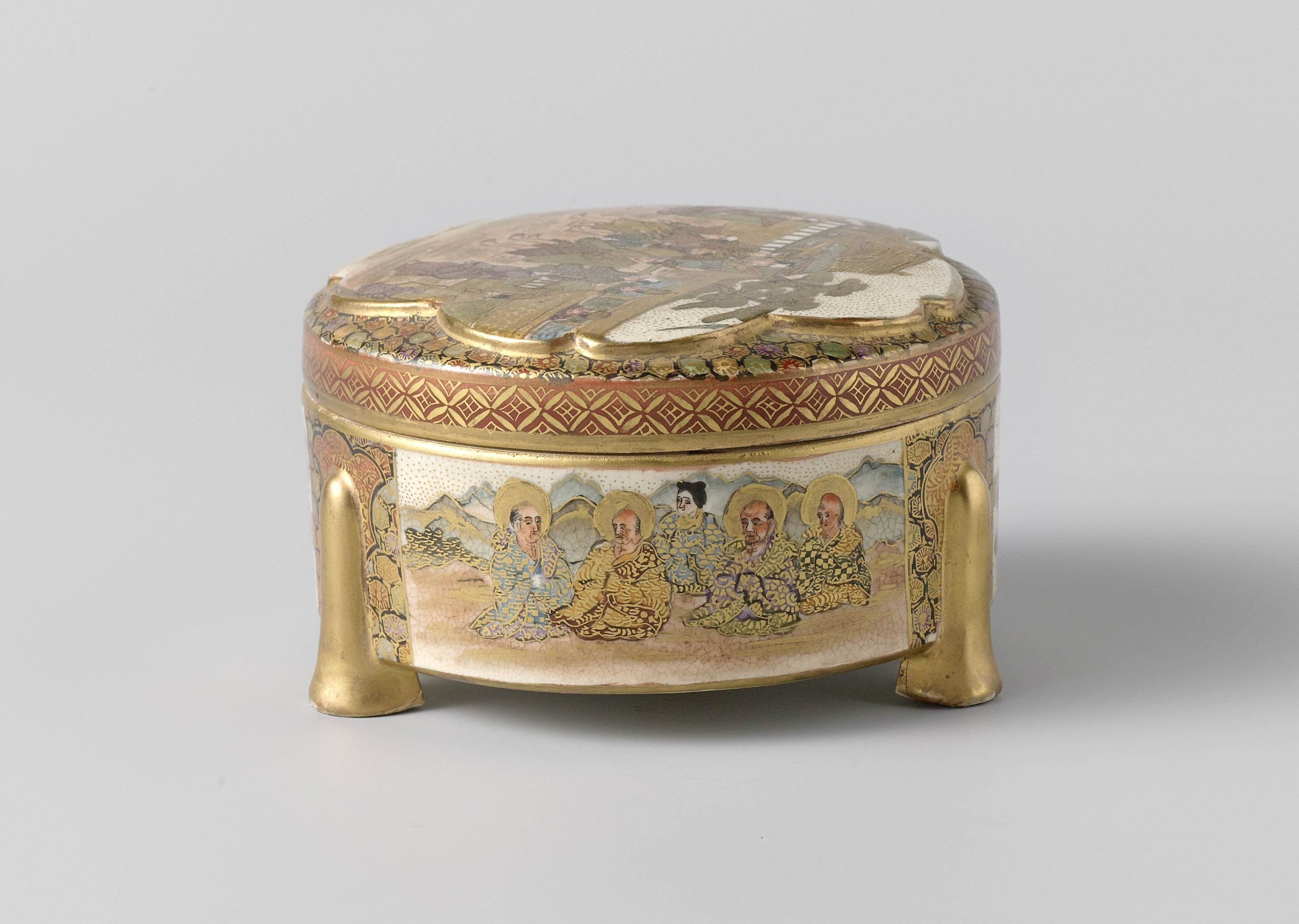 Covered box with figures in various scenes, Japan, 1870-1920, h. 7 x diam. 7,5 cm, stoneware with overglaze enamels and gilding, Rijksmuseum (on loan from KVVAK), AK-MAK-1193.