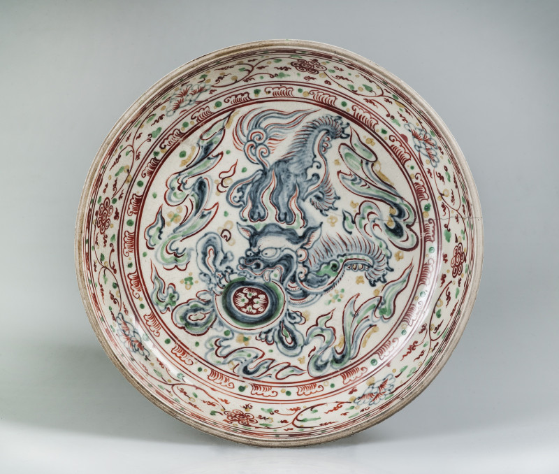 Dish decorated with a lion, 15th-16th century, Vietnam, d. 32.2 cm, Princessehof National Museum of Ceramics, MPH 2006-011.