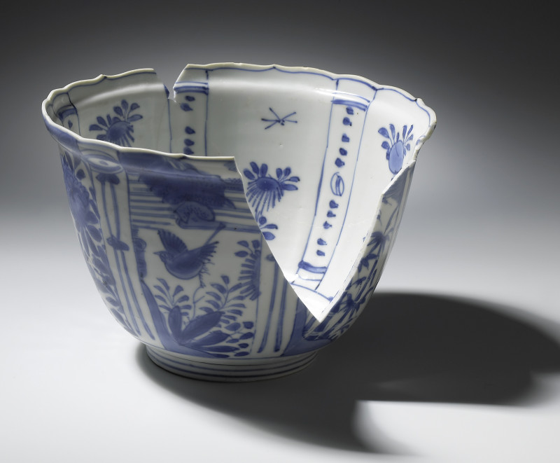 A high kraak-type bowl from the Witte Leeuw shipwreck, Jingdezhen, China, early 17th century, diam. 12.5 cm, porcelain, Rijksmuseum Amsterdam, NG-1978-127-7755-W