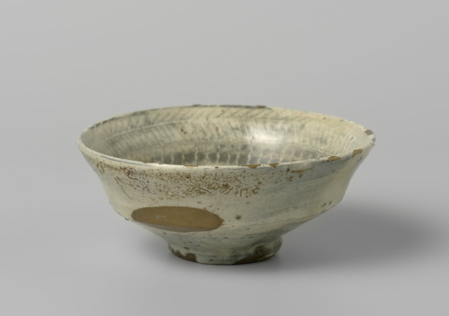 1. Buncheong kom, Korea, Joseon-dynastie, ca. 1600-1699, h 5.5 cm, steengoed, Rijksmuseum (bruikleen KVVAK), AK-MAK-642