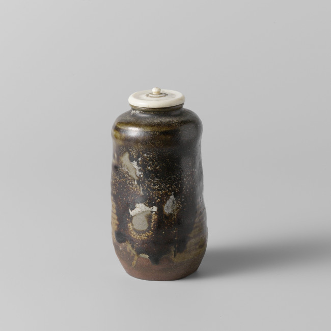 3 Tea caddy with a green brown glaze and ivory cover, Satsuma, Japan, ca 1600-1649, h. 11.2 cm, stoneware, Rijksmuseum Amsterdam (on loan from KVVAK), AK-MAK-897