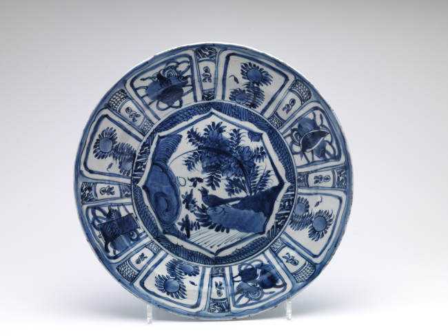 1. Schotel, porselein, China, c. 1620, d. 36 × h 6,5 cm, Collectie Museum Prinsenhof Delft, schenking van W.J. Rust (foto Tom Haartsen), inv. no. R 503-A