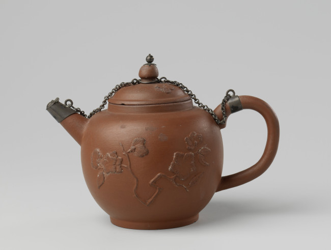 10. Yixing-style stoneware teapot with silver chain, Delft, Arij de Milde, c. 1700, h. 11.5 cm.; d. 10 cm., stoneware, Rijksmuseum Amsterdam, BK-NM-6570