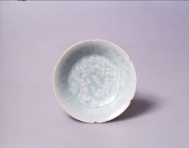 2. Schotel met ingegrifte decoratie van bloem, China, Song-dynastie (960-1279), porselein met doorschijnend glazuur, Qingbai, Keramiekmuseum Princessehof (bruikleen Ottema-Kingma stichting), NO 03947