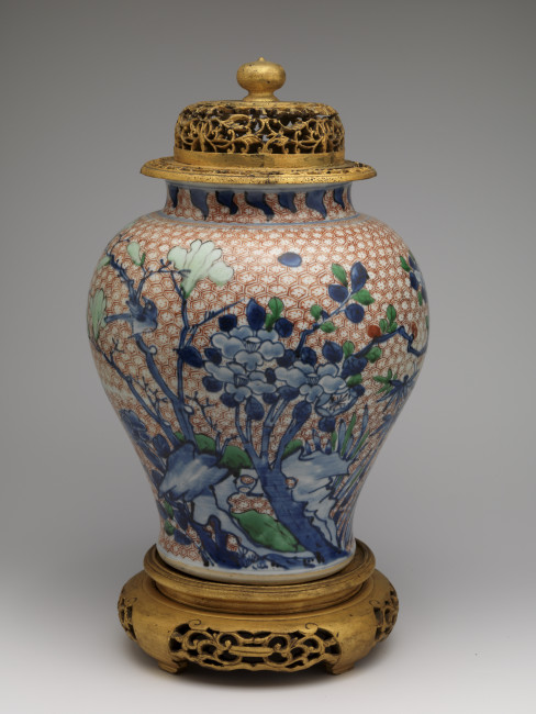 2. Vaas, porselein, China, c. 1644-1661, h 42 cm, Collectie Museum Prinsenhof Delft, schenking van W.J. Rust (foto Tom Haartsen), inv. no. R 2457