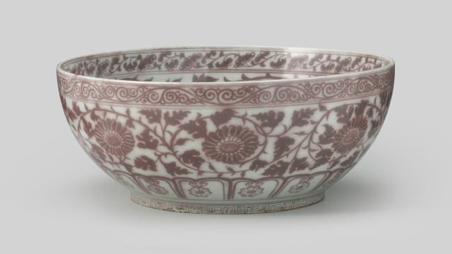Kom gemaakt van porselein met onderglazuur koperrode beschildering, China, 1368-1398, 16,3 x 40,5 cm, Kunstmuseum Den Haag, 0319665