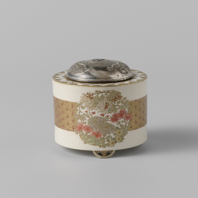 5. Toyosai (atelier van), Wierookbrander met medaillons van bloemranken en een zilveren deksel, c. 1880-1900, aardewerk, Rijksmuseum Amsterdam, AK-MAK-948