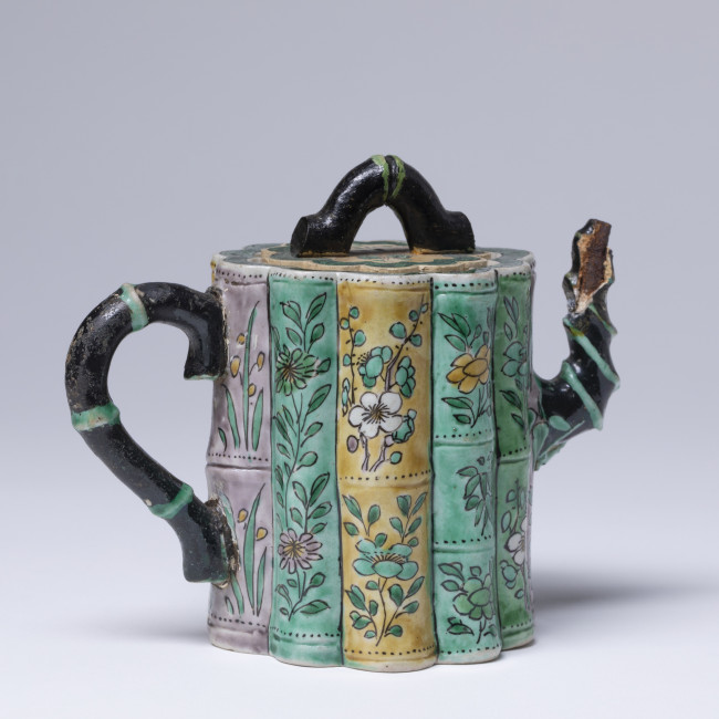 7. Bamboo-shaped teapot, China, h. 9.8 cm.; d. 8.5 cm, Qing dynasty, c. 1700-1725, famille verte, porcelain, Groninger Museum, 1960.0038. Photo Heinz Aebi. A similar Qing porcelain teapot made in Jingdezhen is found in the Victoria and Albert Museum in London, C.1096&A-1910