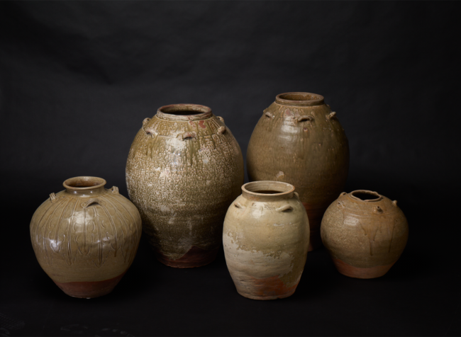Fig. 7.  Various storage jars, China, stoneware, h. 70 cm (largest jar). According to Van der Meulen, the jar in the middle was excavated in the vicinity of the Borobudur. Princessehof National Museum of Ceramics. Photo: Erik and Petra Hesmerg 