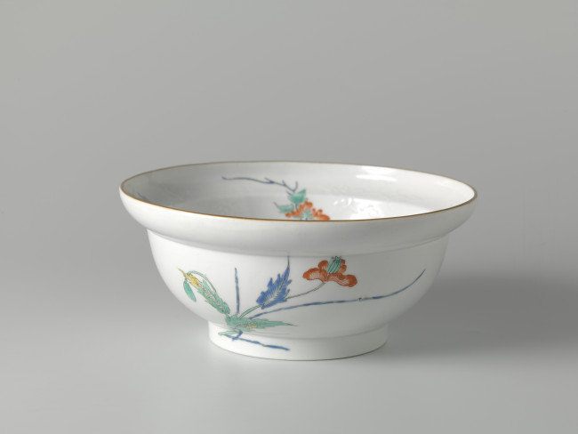 8. Kom met shishi en bloemtakken, Arita, Japan, c. 1670 - ca. 1690, h. 8 cm, d. 18.6 cm porselein, kakiemon, Rijksmuseum, BK-1968-256