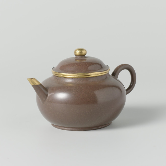 9. Teapot with polished surface and gilded edges, Yixing, China, c. 19th century, h. 7.9 cm, stoneware, Rijksmuseum Amsterdam, AK-NM-12405