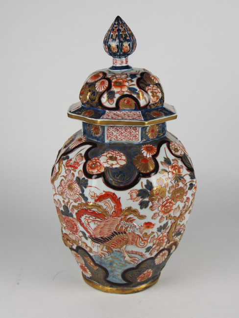 9. Dekselvaas, Japan, c. 1725-1750, d. 29 x 36 cm, porselein, imari, Museum Prinsenhof Delft (bruikleen Rijksdienst voor het Cultureel Erfgoed), LM 5092-A-B