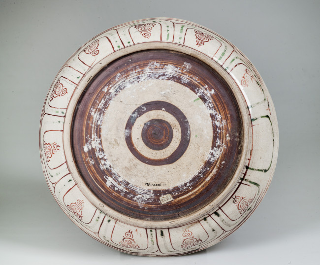 schotel met bruine slip Keramiekmuseum Princessehof (bruikleen Ottema-Kingma Stichting)