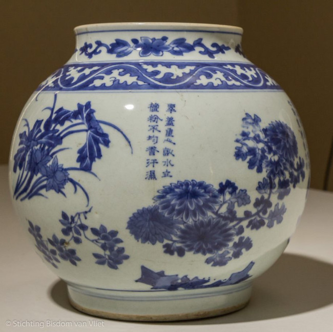 Pot met bloemen en inscripties, Jingdezhen, China, Overgangsperiode (Chongzheng-periode), ca. 1635-1650, h. 22,5 cm, porselein, Museum Bisdom van Vliet, 4169