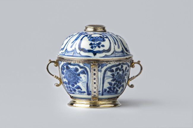 3. Covered bowl with gilt silver mounts, porcelain: anonymous, silversmith: Lauren Thomas, Jingdezhen, China, Wanli period (1573-1619) and Leeuwarden, Netherlands, 1618, w. 17.7 cm, porcelain and gilt silver, Fries Museum, Z1985-003.