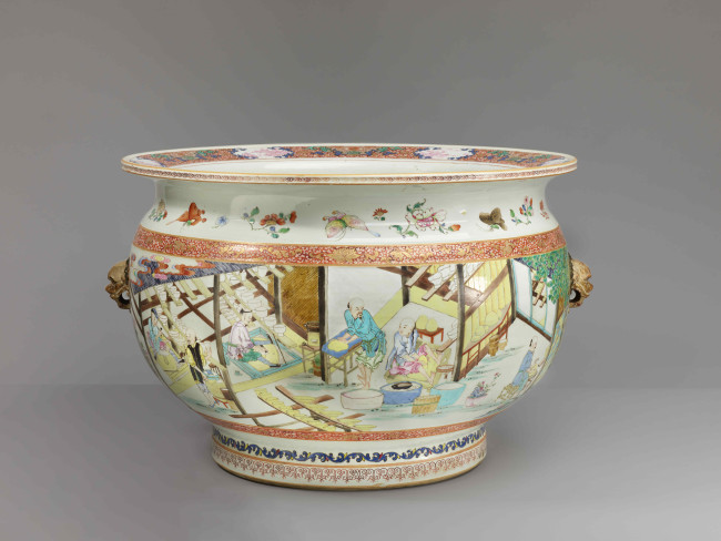 Fishbwol with depiction of potters at work, China, Qing-dynastie (1644-1912), Qianlong-periode (1736-1796), 1740-1750, porcelain, d. 60,2 cm, Kunstmuseum Den Haag, 0558797