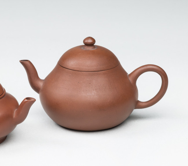 6. Pear-shaped teapot (two sides), Yixing, China, c. 19th century, h. 6 cm; w. 10 cm, stoneware Princessehof National Museum of Ceramics (on loan from Ottema Kingma Foundation), NO 01737. On the base: an (apocryphal) manufacturer's mark, Mengchen 孟臣, and inscription, Ai yue ye mian chi 愛月夜眠遲 (I love the moon, so I postpone my sleep).   