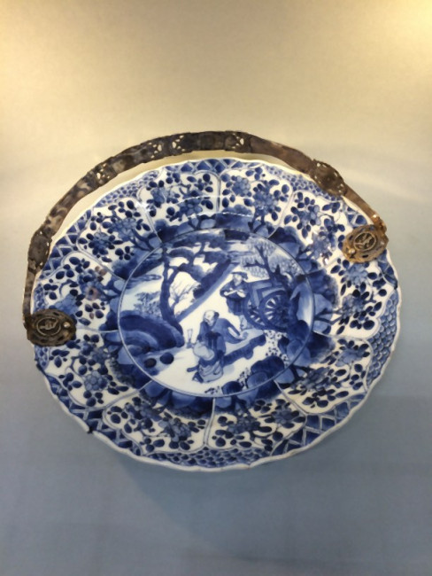 5. Saucer with silver handle, porcelain: anonymous, silversmith: unknown, Jingdezhen, China, Kangxi period (1662-1722) and the Netherlands, 1817, diameter 27.3 cm, Fries Museum, Z1980-054.