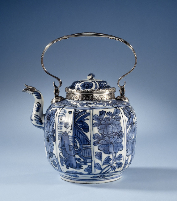 6. Teapot with silver mounts, porcelain: anonymous, silversmith: Fa. Arnoldi & Wielick, Jingdezhen, China, Wanli period (1573-1619) and Amsterdam, Netherlands, 1850, h. 21.5 cm, porcelain and silver, Rijksmuseum Amsterdam, AK-RBK-15796.