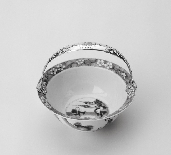 7. Kom met zilveren hengsel, porselein: anoniem, zilversmid: Fa. Arnoldi & Wielick, Jingdezhen, China, Kangxi periode (1662-1722) en Amsterdam, Nederland, 1848, h. 15,9 cm, porselein en zilver, Amsterdam Museum (bruikleen Backer Stichting), KB 1321