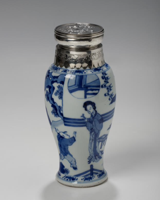 8. Vaas met zilveren monturen, porselein: anoniem, zilversmid: S. van der Beek, Jingdezhen, China, Kangxi periode (1662-1722) en Groningen, Groningen, 1868, h. 20,1 cm, porselein en zilver, Groninger Museum, 1904.0172