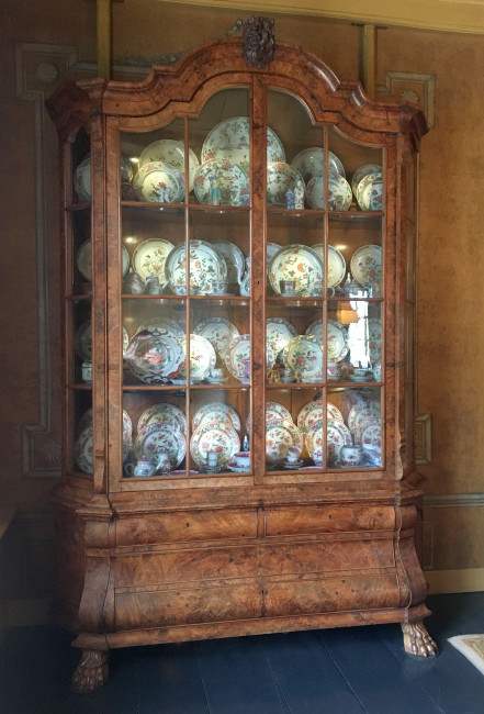 9. Porcelain cabinet with mainly famille verte and famille rose, Gele Kamer (Yellow Room), Fraeylemaborg