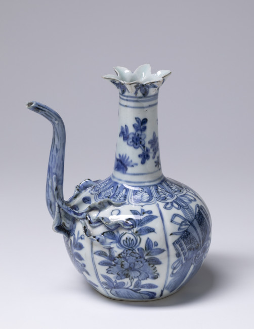 endi, China, 1595-1610, h. 17 cm, porcelain, Kraak, Groninger Museum, 1989.0305.01. Photo: Heinz Aebi