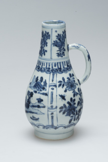 A rare Transitional Kraak beer of pouring jug, Jingdezhen, China, 1625 - 1635, h. 28.5 cm, porcelain, Groninger Museum, 2020.0113.01. Photo: Arjan Verschoor
