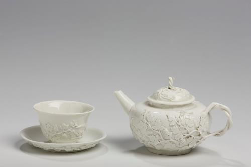 Theepot en kop met schotel in wit Böttger porselein, Meissener Porzellan Manufaktur, circa 1713-1720, h. 5 cm (kop), porselein, Groninger museum, 1933.0953, foto: Arjan Verschoor