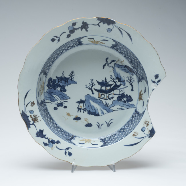 Dish found in the Geldermalsen shipwreck, China, 1750, d. 36.5 cm, porcelain, Groninger Museum, 1986.0049. Photo: Arjan Verschoor
