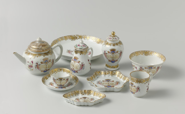 Theeservies voor Maurits van Aerden en Constatia Helena ten Damme, China, 1740, porselein met emailkleuren, Rijksmuseum, AK-RAK-2005-1