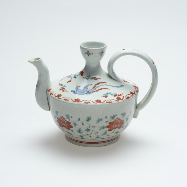 Wine ewer, Arita, Japan, 1680-1710, h. 15,5 cm, porselein, Kakiemon, Groninger Museum, 1967.0040. Photo: Arjan Verschoor