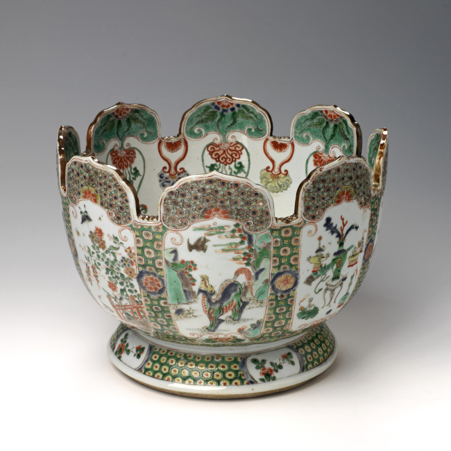 Early example of Chine-de-commande: Monteith wine cooler, Jingdezhen, China, Kangxi period, 1690-1710, famille verte, h. 23.5 cm, porcelain, Groninger Museum, 1918.0030. Photo: John Stoel