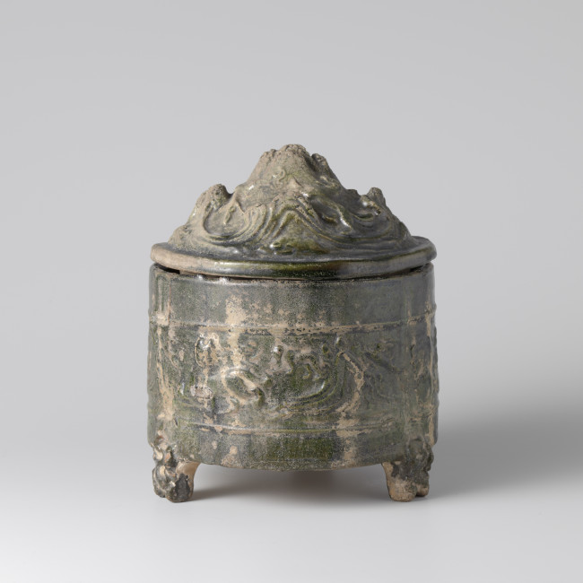 Wierrookbrander met een deksel in de vorm van een berg, China, Han-periode, 206 v.Chr.- 220 n.Chr., diam. 19,2 cm, aardewerk met loodglazuur, Rijksmuseum, AK-NM-12311