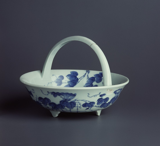 2. Porcelain cake dish with an underglaze-blue decoration, Japan, 1760–1800, 15.3 x 21 cm, acquired from Philipp F. B. von Siebold (1796–1866) in 1837, RV–1-565